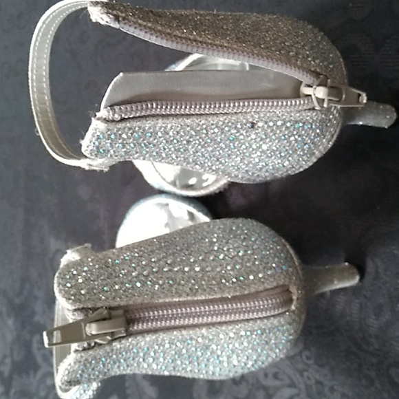 Paul Dumas Formal Silver open toe kitten heeled 6 1/2 M - Picture 3 of 9